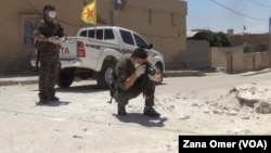 Şervanê YPG Ocalan Omerî perçeyên hawanên bi gazên kîmyayî kom dike