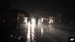 Rammasun တိုင်ဖုန်းမုန်တိုင်းတိုက်ခတ်ခံရတဲ့ ဖိလစ်ပိုင်နိုင်ငံ၊ မနီလာမြို့မြောက်ပိုင်းက လျှပ်စစ်မီးပြတ်တောက်သွားချိန် လမ်းသွားလမ်းလာများ။