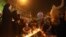 伊拉克民众2016年7月4号在遇袭地点悼念死者