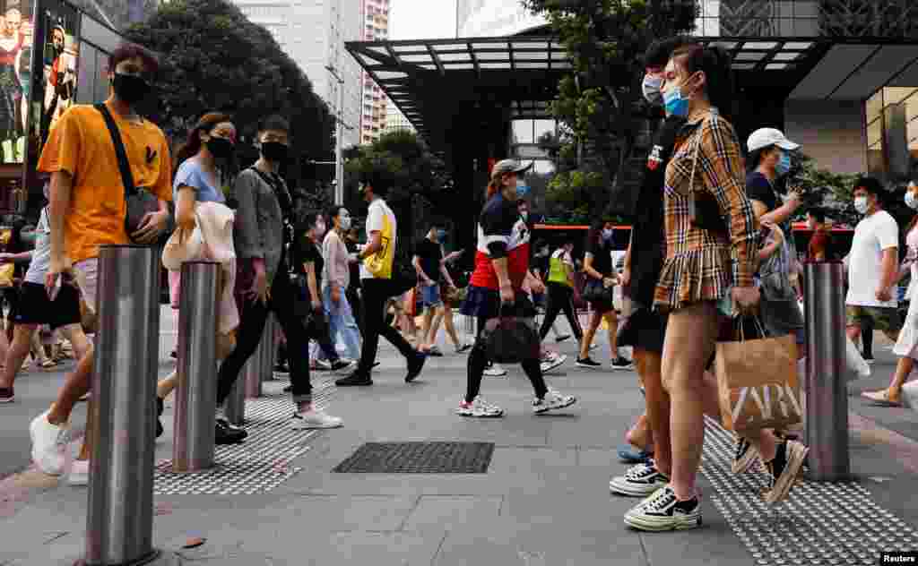 La gente cruza una calle en el distrito comercial de Orchard Road cuando Singapur reabre su econom&#237;a, en medio del brote de la enfermedad del coronavirus (COVID-19).