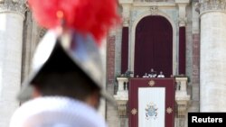 Le pape François prononçant son message "Urbi et Orbi" (à la ville et au monde) à la place St. Pierre au Vatican, 25 décembre 2015. 