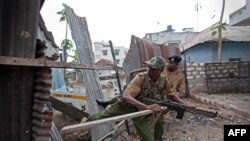 Des policiers à Majengo, Kenya, 29 août 2012.