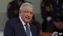 ARCHIVO - El presidente mexicano, Andrés Manuel López Obrador, habla durante un desfile militar en la Ciudad de México, el 13 de agosto de 2021.