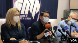Marco Ruiz, Secretario General del Sindicato Nacional de Trabajadores de la Prensa de Venezuela, en rueda de prensa junto a los abogados Joel García (D) y Ana Leonor Acosta (I) desde Caracas, el 30 de octubre de 2020.