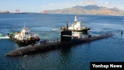 미한 군 당국이 6일부터 서해에서 미국 핵추진 잠수함이 참가하는 대잠수함 훈련에 돌입했다. 사진은 이번 훈련에 참가하는 미국의 LA급 핵추진 잠수함 브리머톤이 지난해 12월 리픽 수비크 미 해군기지에 계류 중 인 모습.