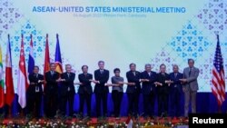 Para menteri luar negeri ASEAN dan Menlu AS Menlu AS Antony Blinken berpose dalam pertemuan di Phnom Penh, Kamboja 4 Agustus 2022. 