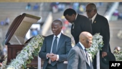 Joseph Kabila, mokonzi ya kala ya ekolo Congo démocratique, apesi losako na nzoto ya nkondo Robert Mugabe na matanga mazali kosalama na Harare, engumba mokonzi ya Zimbabwe, le 14 septembre 2019. Azalaki na milulu myango na bakonzi bakala ya bikolo biike.