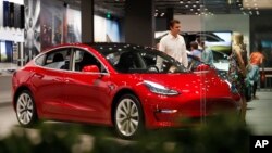 Mobil listrik Tesla 'Model 3' dipajang di showroom pusat perbelanjaan Cherry Creek di Denver, Colorado (foto: ilustrasi).