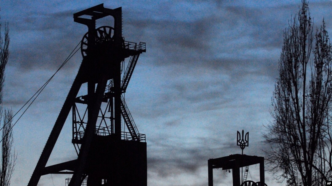 Suasana di sekitar menara tambang Zasyadka di Donetsk, Ukraina, Senin 19 November, 2007. Lambang negara Ukraina (trisula), terlihat di atas menara (sebelah kanan). (Foto: dok). Tujuh pekerja tambang dilaporkan tewas, dan sembilan lainnya terluka dalam ledakan gas di tambang batu bara ini, Senin (17/2).