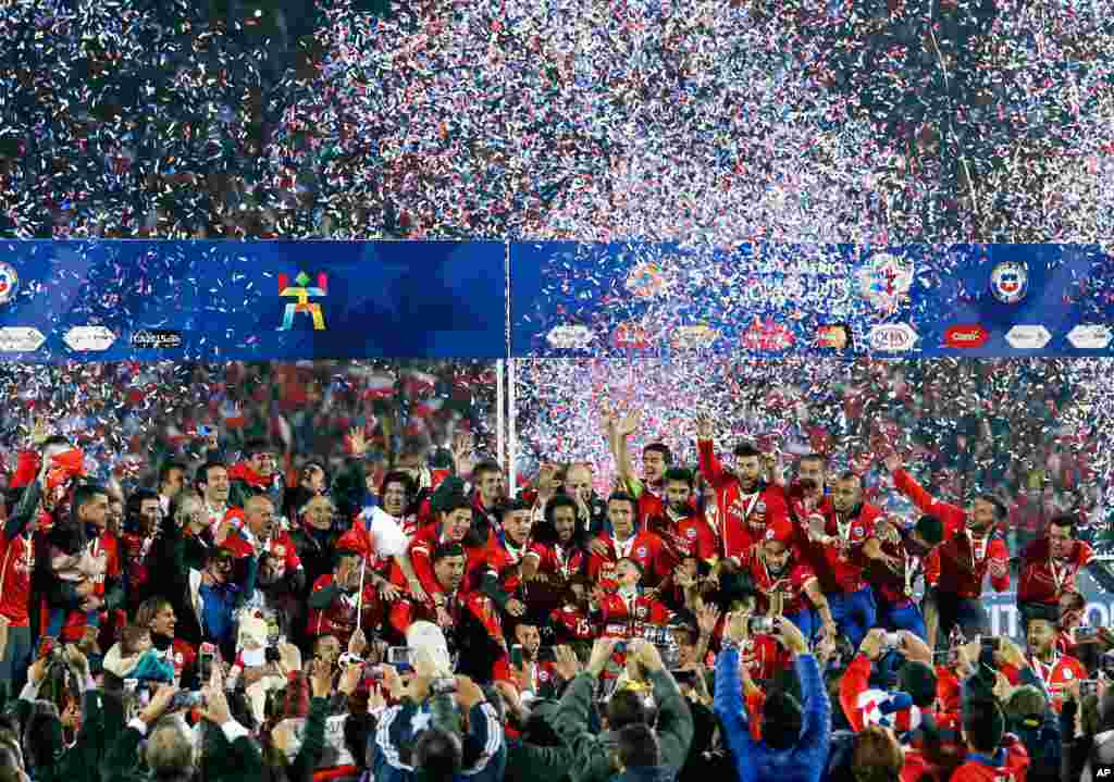 &#39;Yan wasan Chile su na murnar kofin da suka dauka na gasar Copa America