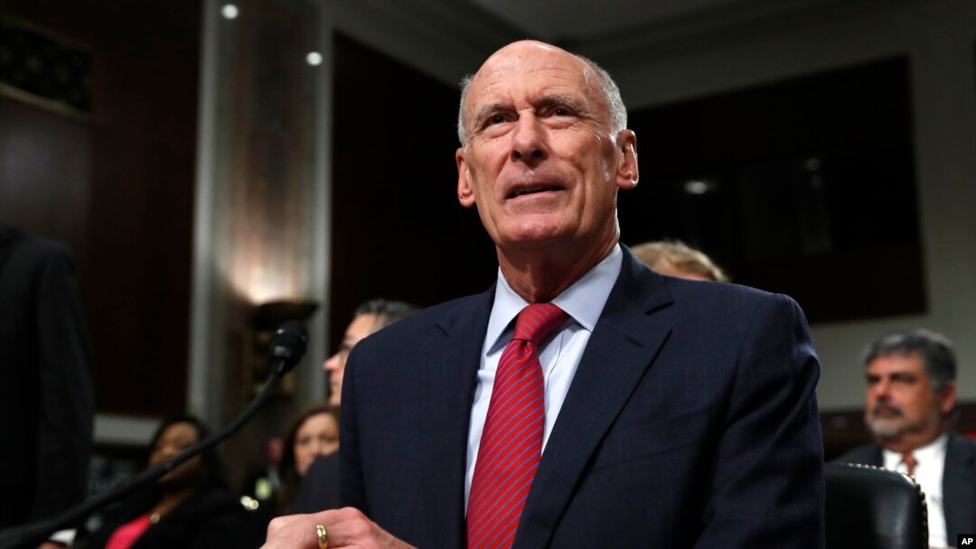 El Director Nacional de Inteligencia Dan Coats se prepara para testificar en el Congreso. Mayo 23 de 2017.