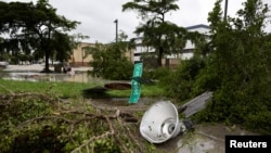 Oboreni ulični znak i krhotine razbacane su nakon što je tornado u prolazu pogodio područje dok se uragan Milton približava Fort Myersu, Florida, SAD 9. oktobra 2024. REUTERS/Ricardo Arduengo