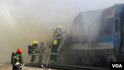 Los bomberos colocan agua para extinguir las llamas en el tren incendido cerca de Kibbutz Shfaim, próximo a la ciudad de Netanya.