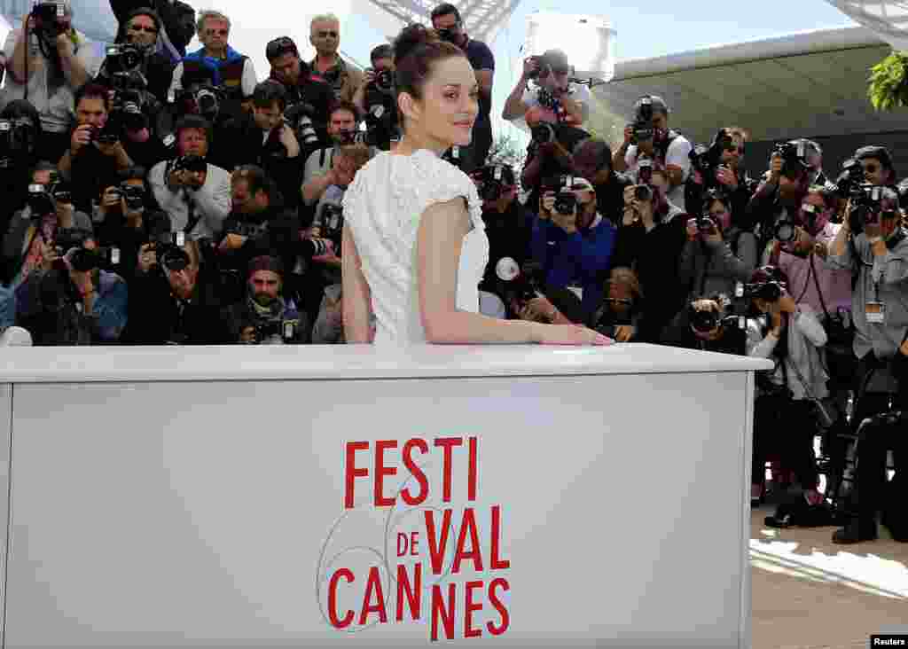 Aktris Marion Cotillard berpose dalam acara promosi film &#39;The Immigrant&#39; di Festival Film Cannes (24/5).