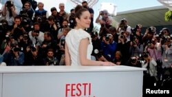  Marion Cotillard poses during a photocall for the film "The Immigrant" at the 66th Cannes Film Festival in Cannes May 24, 2013. 