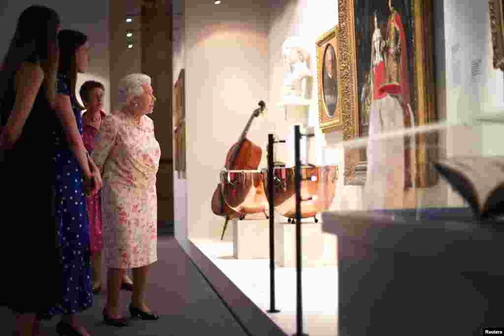 ملکہ الزبتھ دوم نمائش میں رکھی گئی ایک پینٹنگ کو دیکھ رہی ہیں۔ &nbsp; &nbsp; 