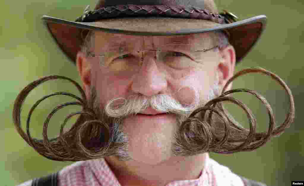 داڑھی اور مونچھوں کے بالوں کو ایسے تراشا گیا کہ دیکھنے والا دیکھتا ہی رہ جائے