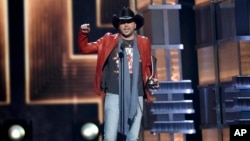 Jason Aldean acepta el premio por Artista del Año en la quincuagésima segunda entrega de premios de la Academia de Música Country en Las Vegas, Nevada, EE.UU., el domingo, 2 de abril, de 2017.