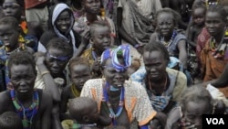 Warga Sudan selatan, sebagian besar perempuan dan anak-anak, harus mengungsi akibat konflik antar suku di negarabagian Jonglei.