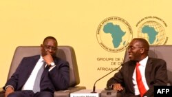 L'ancien Premier ministre de la RDC, Augustin Matata Ponyo Mapon (à dr.), avec le président du Sénégal, Macky Sall, lors d'une conférence à Dakar, le 21 octobre 2015.