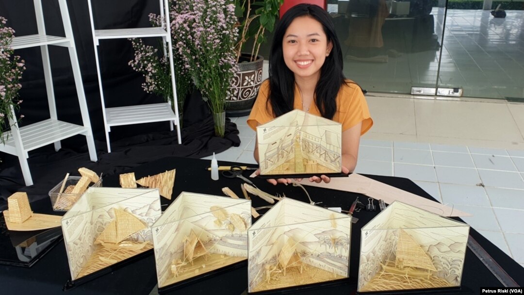 Wenny Friskilla menunjukkan karyanya berupa miniatur permainan tradisional dari kulit ampas tebu (Foto:VOA/ Petrus Riski).