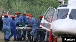 Jenazah yang diyakini sebagai Nora Anne Quorin, remaja berusia 15 tahun yang hilang, tiba setelah dievakuasi dengan helikopter di Seremban, Malaysia, Selasa, 13 Agustus 2019. (Foto: Reuters)