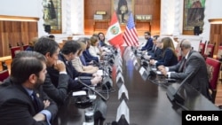 En Perú, la delegación estadounidense fue recibida en el Palacio de Gobierno de Lima por el primer ministro peruano, Pablo Cateriano. [Foto: Cortesía, Twitter Nancy Pelosi].