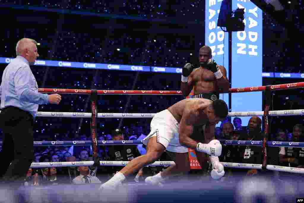 Moyi Grande-Bretagne Anthony Joshua akweyisami na bitumba na Daniel Dubois ya ba poids lourds ya molongo ya IBF na stade Wembley, na Londres, sanza 21 2024. (Photo by Adrian Dennis / AFP)