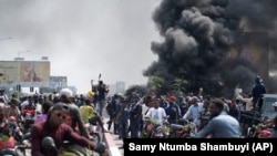 Protesto em Kinshasa, RDC, 28 de janeiro de 2025, contra avanços dos rebeldes do M23 apoiados pelo Ruanda em direção a Goma