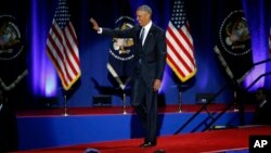 Rais Obama akiwapungia wageni alipowasili ukumbi wa McCormick huko Chicago, kutoa hotuba yake ya mwisho kama rais, Jan. 10, 2017.