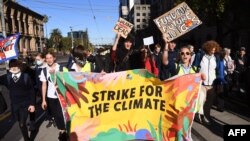 Aksi unjuk rasa anak sekolah untuk mendukung iklim "School Strike 4 Climate" di Melbourne, Australia, 21 Mei 2021. (Foto: William WEST / AFP)