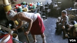 Juana Amador en su cocina en un edificio Art Deco en Managua. Nicaragua es el segundo país más pobre en el hemisferio.