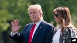 Sin responder las preguntas de los reporteros sobre el informe de Mueller, el presidente Donald Trump y la primera dama Melania Trump caminan a bordo del Marine One para el corto viaje a la Base Conjunta Andrews y luego a su propiedad en Palm Beach, Florida.