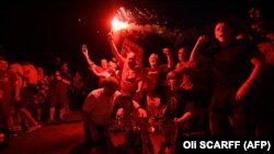 Des supporters célèbrent la victoire de Liverpool en Premier League anglaise après la victoire de Chelsea sur Manchester City (2-1), le 25 juin 2020. (Photo Oli SCARFF / AFP)
