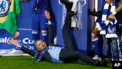 Le coach de Chelsea Jose Mourinho célébrant la victoire de son club en finale de la coupe de la Ligue d'Angleterre, 1er mars 2015.