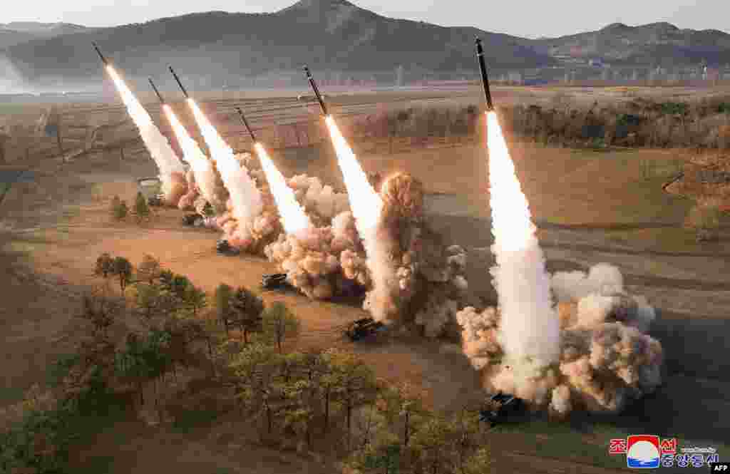 Gambar yang dirilis oleh Kantor Berita Korea Utara (KCNA) menunjukkan latihan penembakan salvo roket ultra-besar Unit Artileri Wilayah Barat Korea Utara, di sebuah lokasi yang dirahasiakan. (KCNA via AFP)&nbsp;