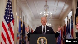 El presidente Joe Biden se dirige a la nación desde la Casa Blanca con motivo del primer aniversario de la pandemia del coronavirus, el 11 de marzo de 2021.