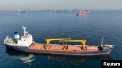 Kapal-kapal komersial menunggu untuk melewati selat Bosphorus di lepas pantai Yenikapi, Laut Hitam di Istanbul, Turki (foto: ilustrasi). 