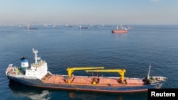 Komercijalni brodovi, uključujući brodove koji su dio ugovora o crnomorskom žitu, čekaju da prođu Bosforski moreuz od obala Jenikapija u Istanbulu