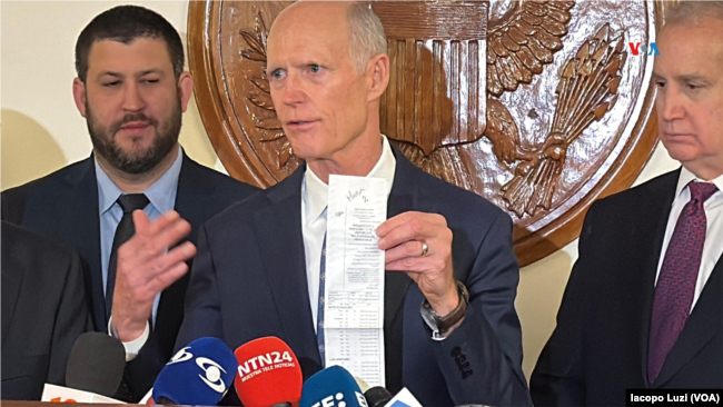 El senador por la Florida Rick Scott muestra una copia de las actas electorales reunidas por la oposición venezolana durante un encuentro en el Capitolio con el líder opositor Edmundo González, el 7 de enero de 2025.