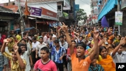 Bangladeshi garment workers shout slogans during a protest march in Narayanganj, near Dhaka, Sept. 25, 2013. 