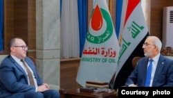 Karbirêkerê Balyozxaneya Amerîka Harris Joshua ligel Wezîrê petrola Îraqê Basim Mihemed Xuzeyîr 
