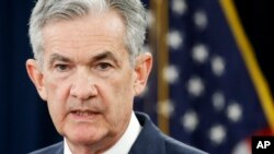 El presidente de la Reserva Federal de EE.UU., Jerome Powell, dice que la economía del país se mantiene en buen estado.