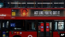 26일 영국 런던의 2층버스에 신종 코로나바이러스 방역 안내문이 붙어있다.