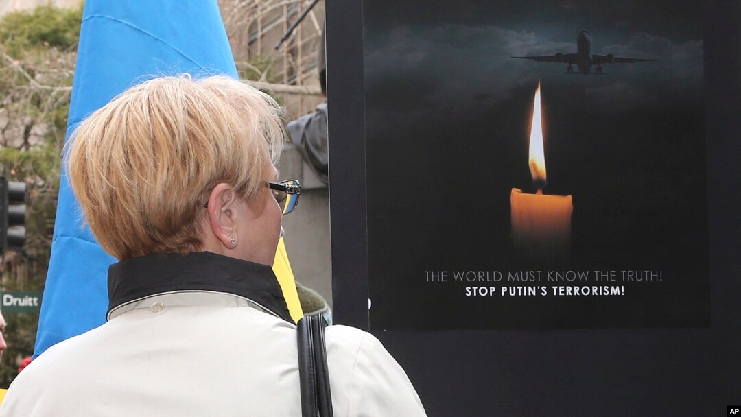 Poster anti-Putin di Sydney, Australia, untuk memprotes penembakan pesawat Malaysia Airlines MH17 (19/7). (AP/Rob Griffith)