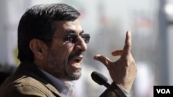 Presiden Iran, Mahmoud Ahmadinejad memberikan pidato di Lapangan Azadi, Teheran dalam peringatan HUT ke-33 Revolusi Islam Iran.