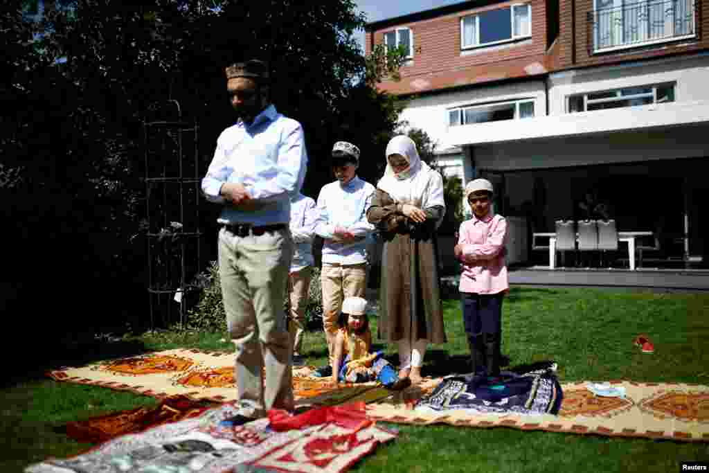 Familia ya Farood Ahmed wasali nyumbani sala ya Eid al-Fitr katika mtaa wa Surbiton, London