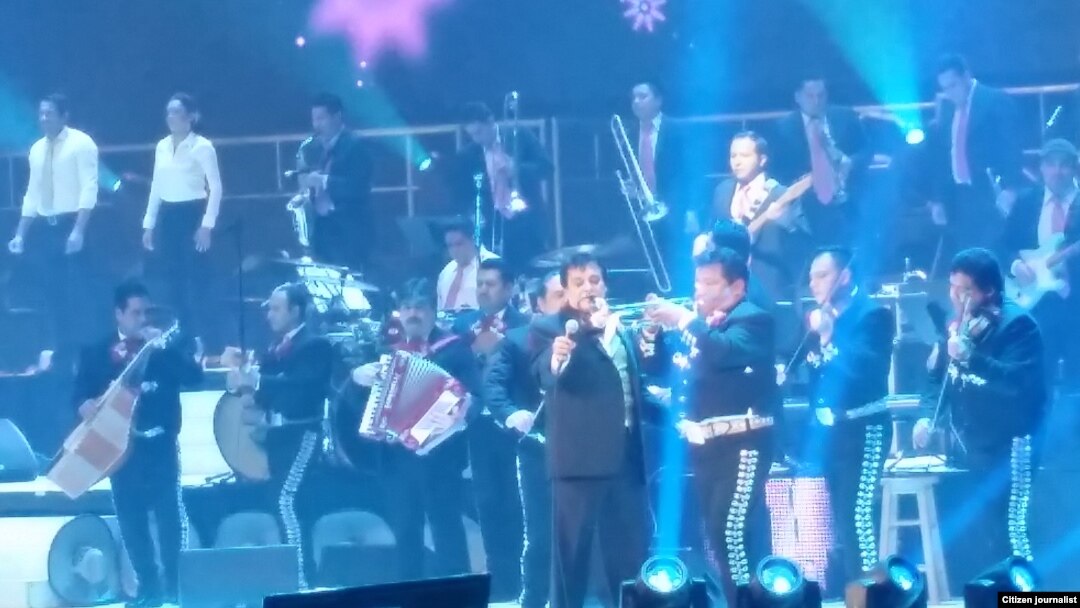 Juan Gabriel en concierto en el Patriot Center con gira "Volver 2015". [Foto Mitzi Macias, VOA].
