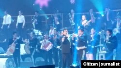 Juan Gabriel en concierto en el Patriot Center con gira "Volver 2015". [Foto Mitzi Macias, VOA].