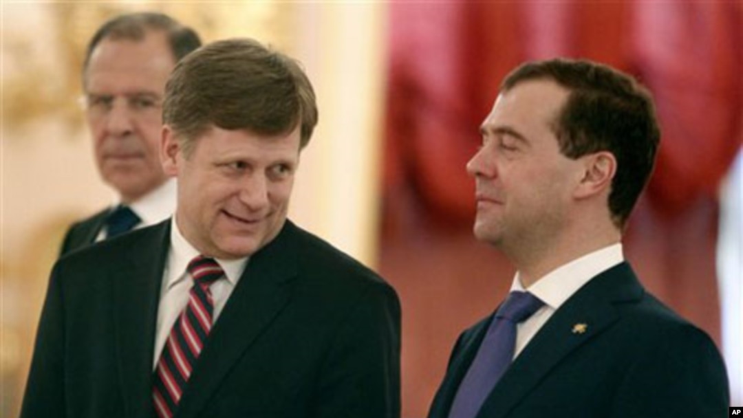 Rossiya Tashqi ishlar vaziri Sergey Lavrov, AQSh elchisi Maykl Makfol, Rossiya Bosh vaziri Dmitriy Medvedev
